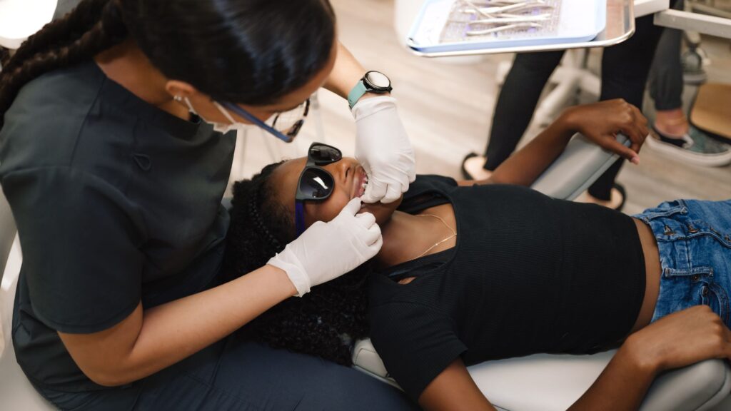 Clear Braces vs. Metal Braces: What’s the Best Choice for Your Teen?